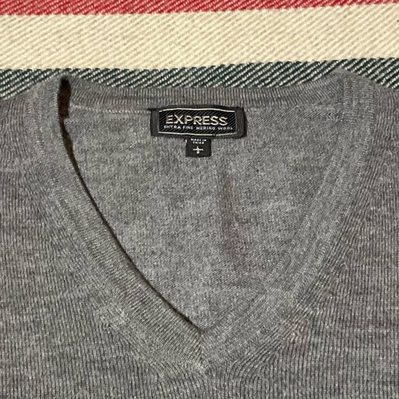 Express 100% Wool V neck Sweater in Gray size mens Large - Picture 3 of 14